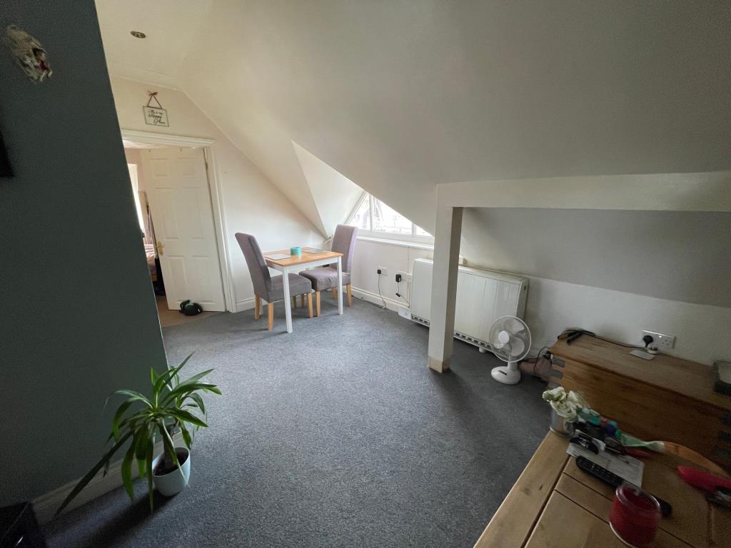 Lot: 82 - TOP FLOOR FLAT FOR INVESTMENT -